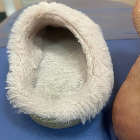 Pink fuzzy slippers feet foot gently worn used sz 6 ladies my favorite loved - Picture 9 of 9
